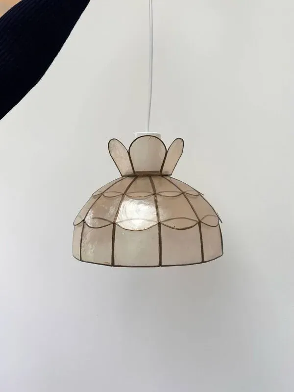 Illustration numéro 5 du produit Suspension en nacre « jupon »