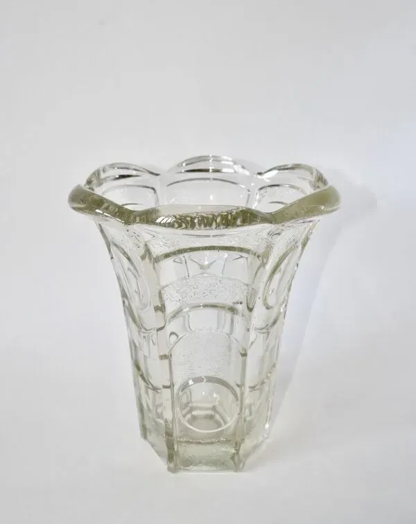 Illustration numéro 5 du produit vase en verre moulé corolle style art déco 1950