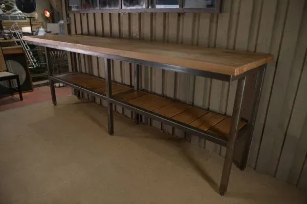 Illustration numéro 5 du produit Grande Console industrielle en métal, 2 plateaux en chêne massif