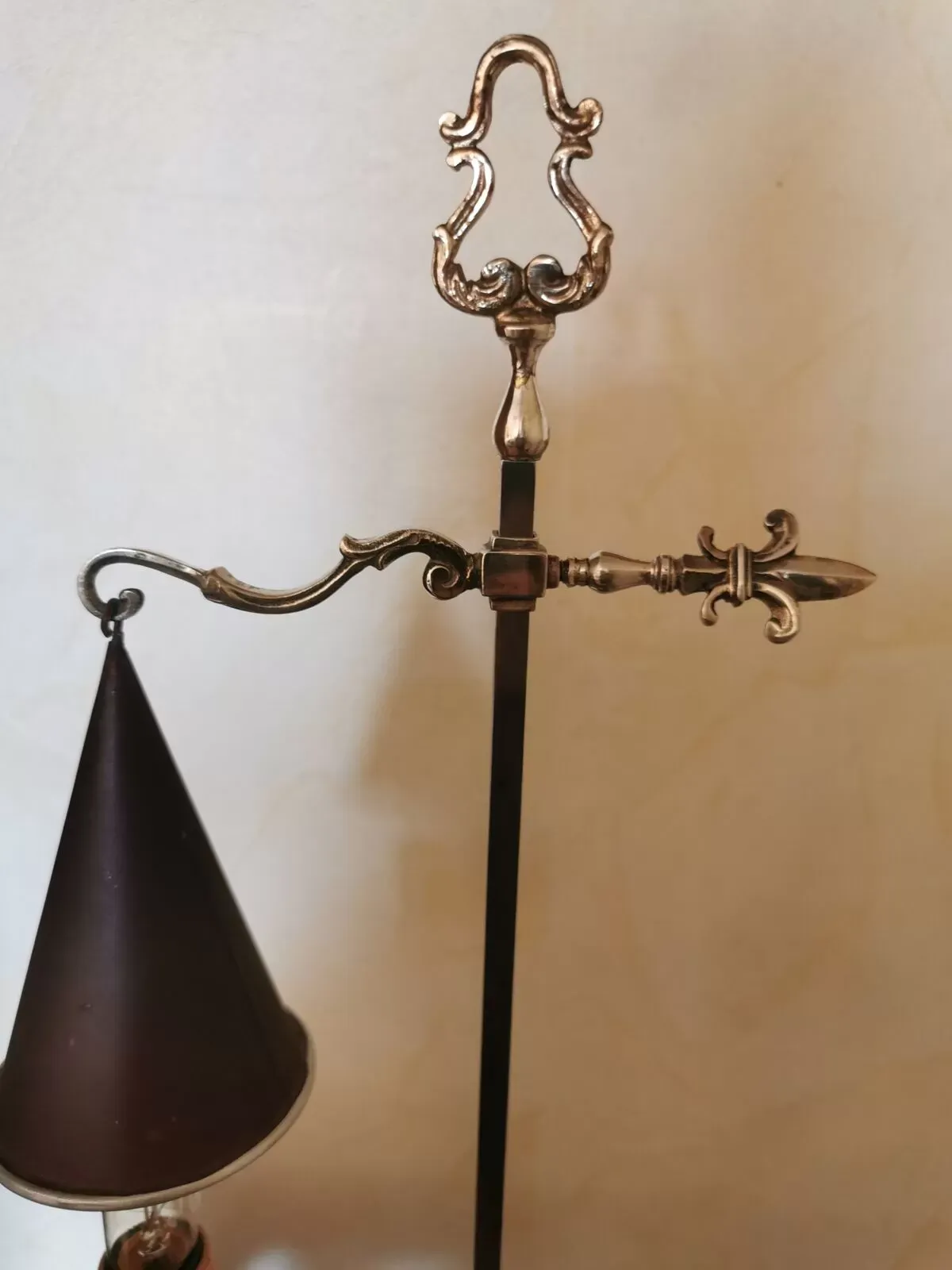 Illustration numéro 5 du produit Lampe en métal argenté avec abat-jour en tôle peinte