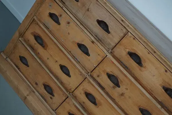 Illustration numéro 5 du produit Meuble d'atelier ancien en pin allemand, début du XXe siècle