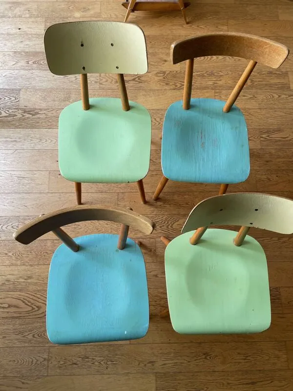 Illustration numéro 5 du produit Chaises d'écolier