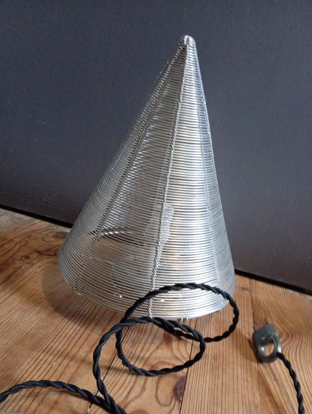 Illustration numéro 5 du produit Lampe de table conique fil inox, vintage 80's