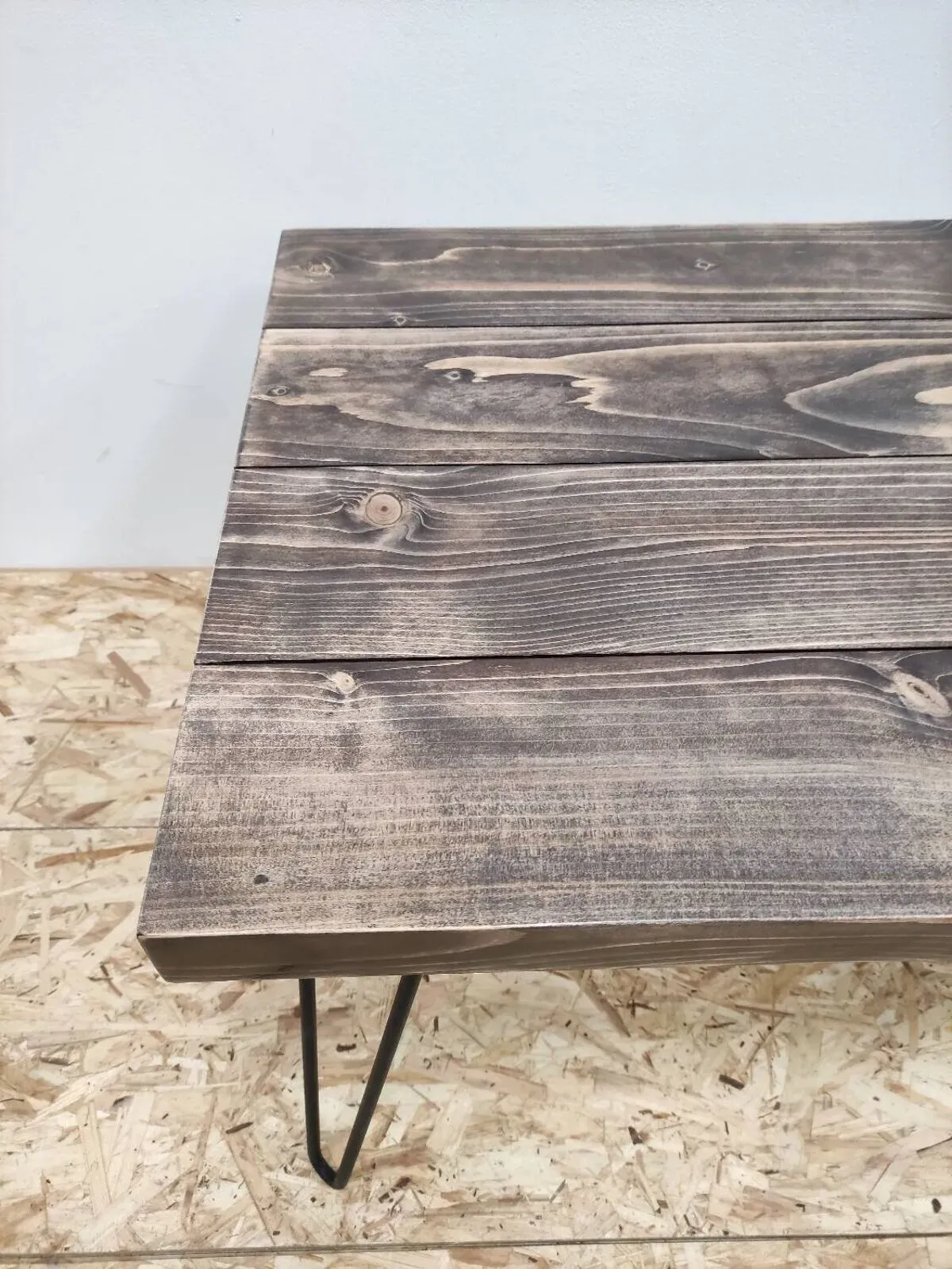 Illustration numéro 5 du produit Table basse rustique sur pieds épingles