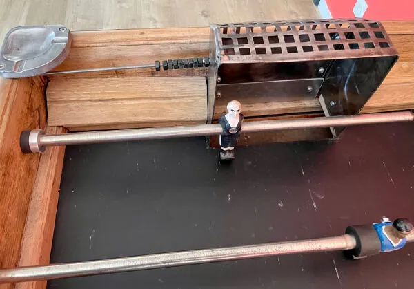 Illustration numéro 5 du produit Rare Baby-foot Chevillotte des années 1930 - Entièrement restauré