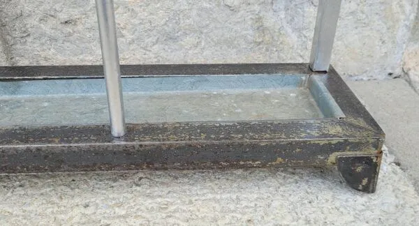 Illustration numéro 5 du produit Vestiaire  Industriel en Aluminium & Fonte – Style ''SNCF'' – 1950