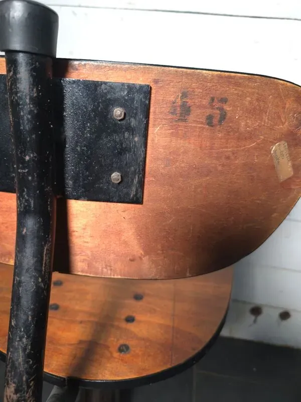 Illustration numéro 5 du produit Chaise industrielle en fonte vintate singer