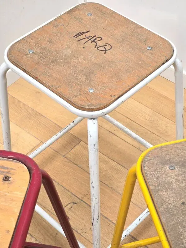 Illustration numéro 5 du produit Suite de 3 tabourets industriels