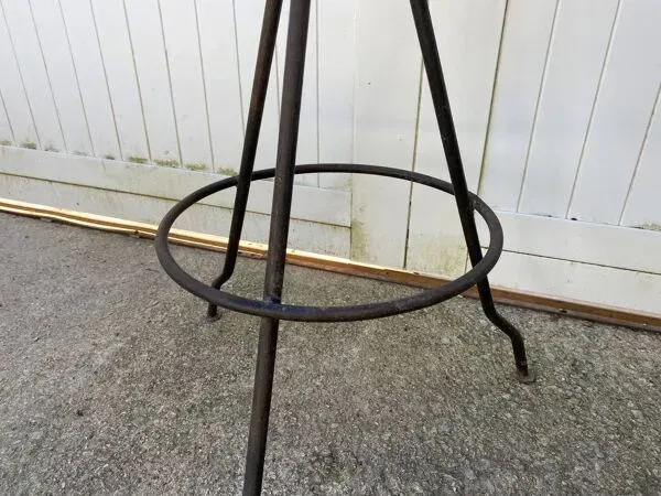 Illustration numéro 5 du produit Paire de tabourets de bar pivotants artisanaux en métal de style industriel, 1950