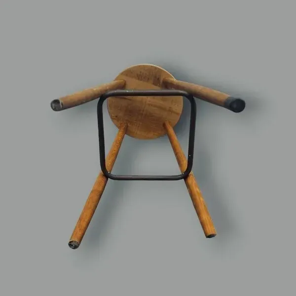 Illustration numéro 5 du produit Ancien tabouret de bar en bois et métal – design sobre et authentique