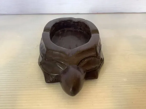 Illustration numéro 5 du produit Vide poche cendrier tortue en bois massif