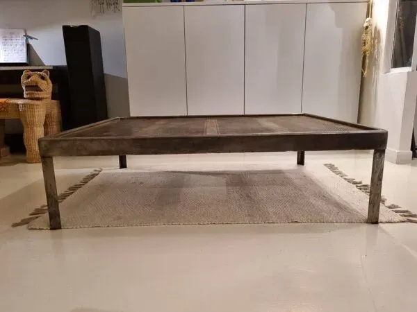 Illustration numéro 5 du produit Table basse industrielle en acier perforé