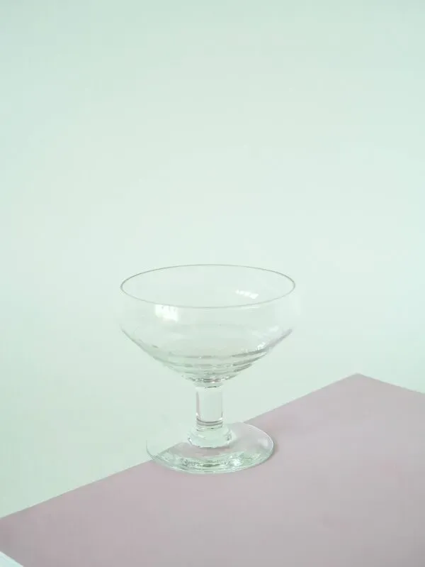 Illustration numéro 5 du produit Lot de 8 coupes à champagne gravées, motifs fleurs, 1960