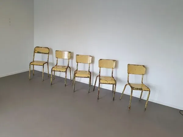 Illustration numéro 5 du produit Anciennes chaises d'école empilables des années 1950