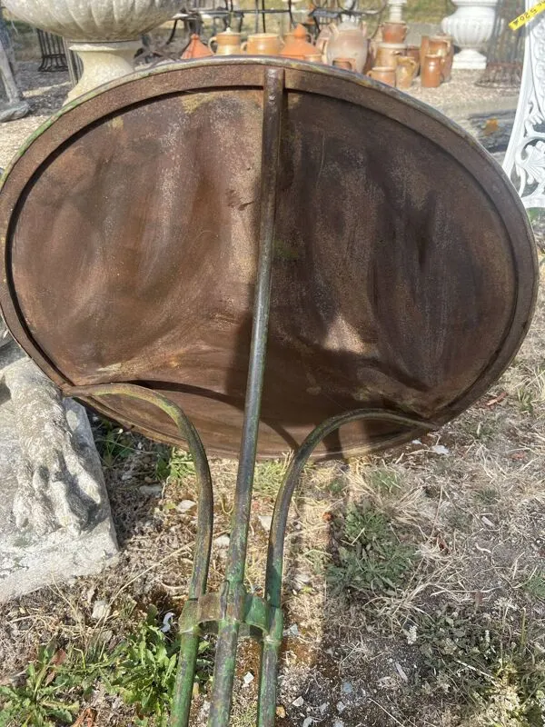Illustration numéro 5 du produit Table de jardin guéridon pied fonte