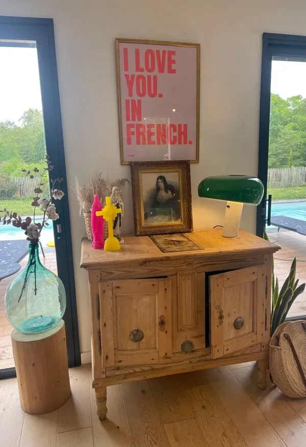 Illustration numéro 5 du produit Tableau jeune femme au chalet bleu