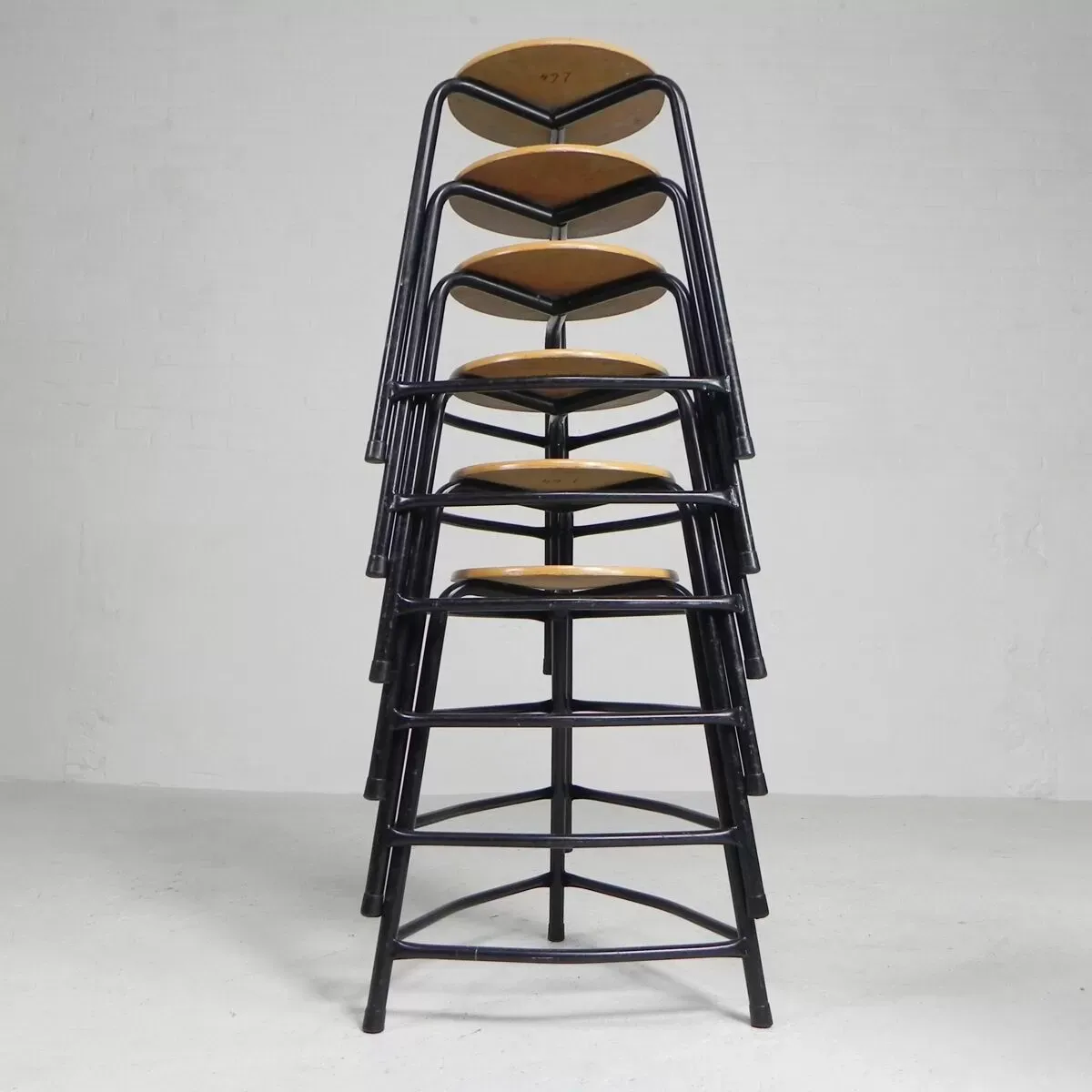 Illustration numéro 5 du produit Industrial stackable stool, 55 cm high
