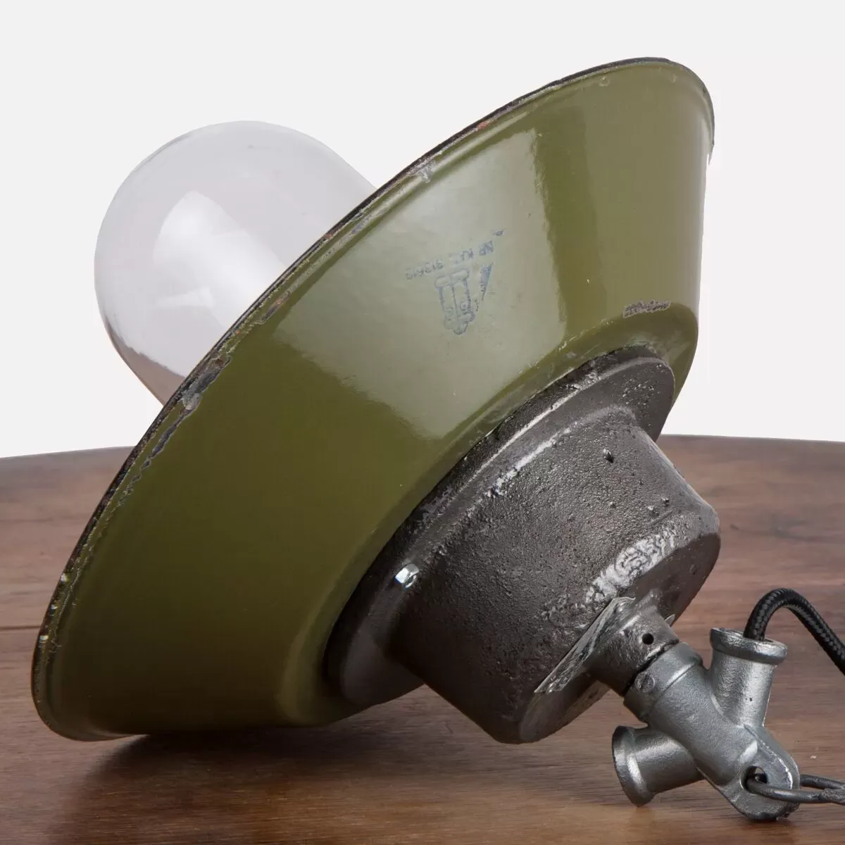 Illustration numéro 5 du produit Industrial enamel lamp with glass and cast iron, Poland, 1960s