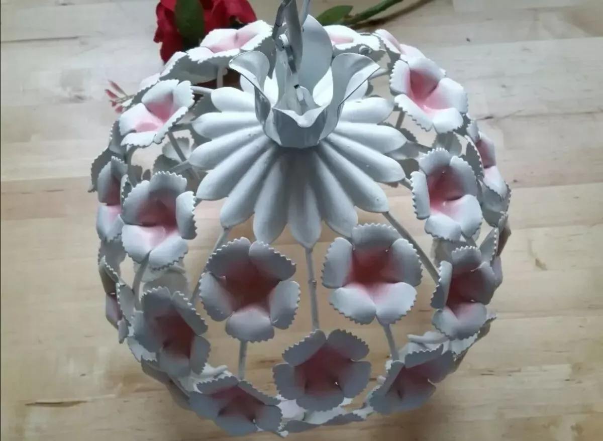 Illustration numéro 5 du produit Suspension vintage fleurs tôle peinte