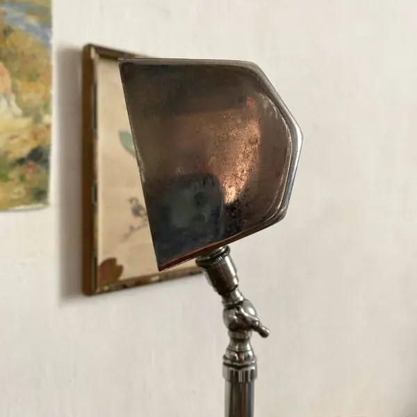 Illustration numéro 5 du produit Lampe de bureau chromée  style industriel Art Déco – lampe atelier