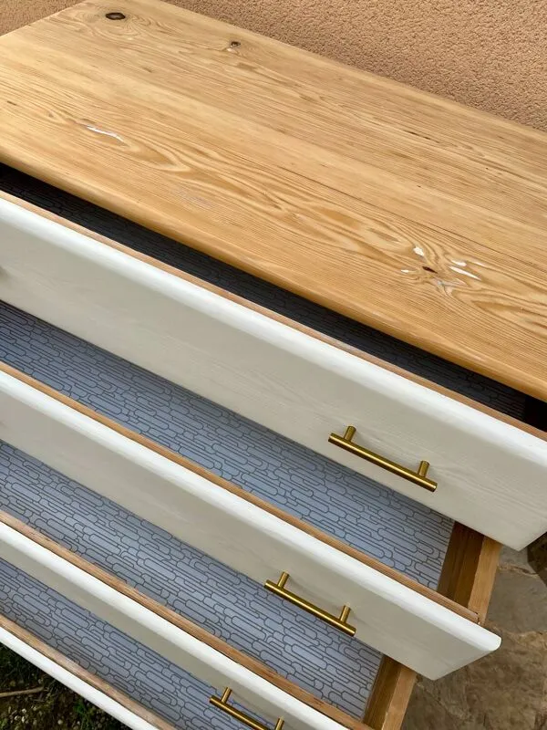 Illustration numéro 5 du produit Commode XXL vintage en sapin massif relookée blanc et bois