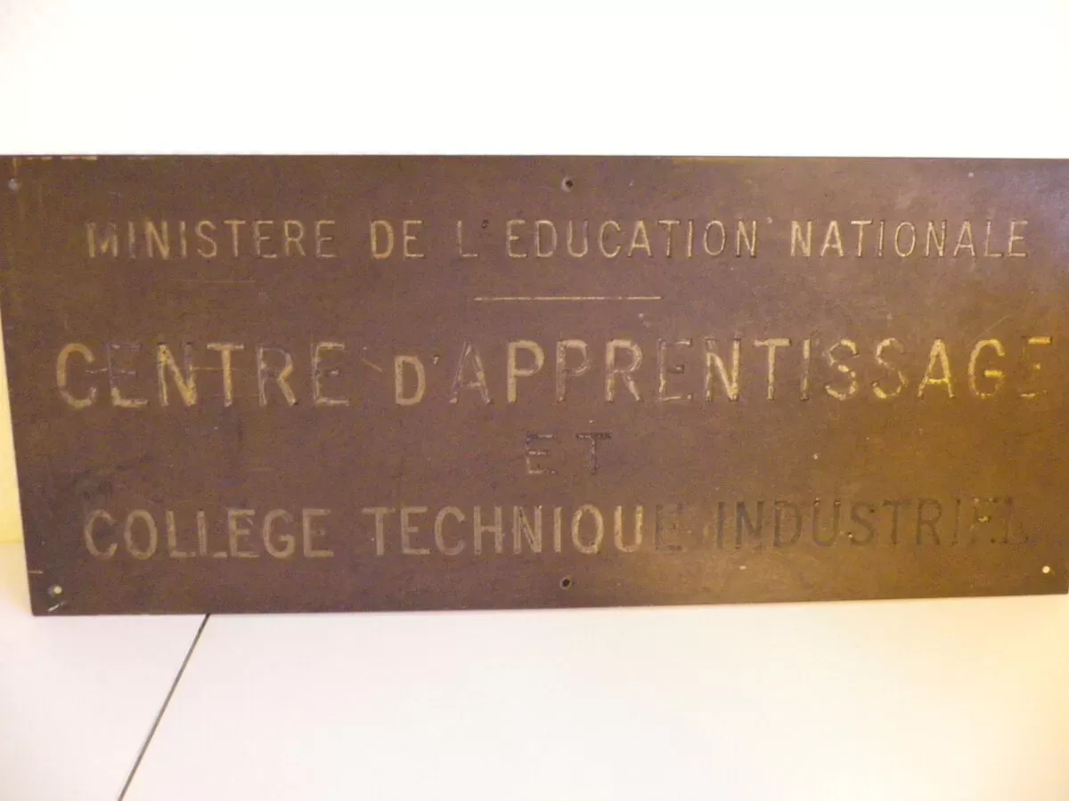 Illustration numéro 5 du produit Plaque en laiton du Ministère de l'Education Nationale des années 1950
