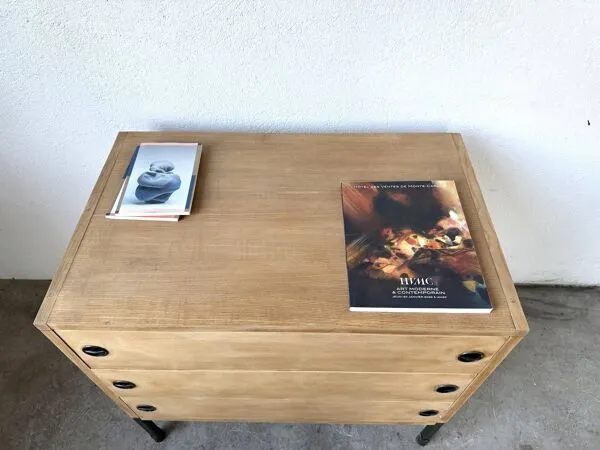 Illustration numéro 5 du produit Commode trois tiroirs ARP — Minvielle, chêne et métal laqué, France, années