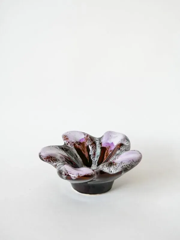 Illustration numéro 5 du produit Vide-poche  / coupe en céramique étoile violet lilas et marron 1970