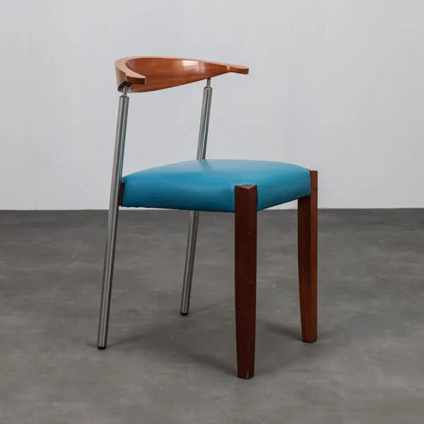 Illustration numéro 5 du produit Ensemble de 4 chaises de salle à manger en cuir postmodernes, Italie, années 1990.