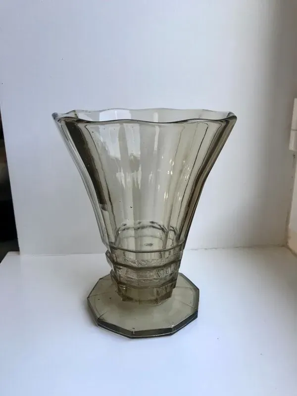 Illustration numéro 5 du produit Vase en verre fumé moulé et soufflé made in belgium années 60-70