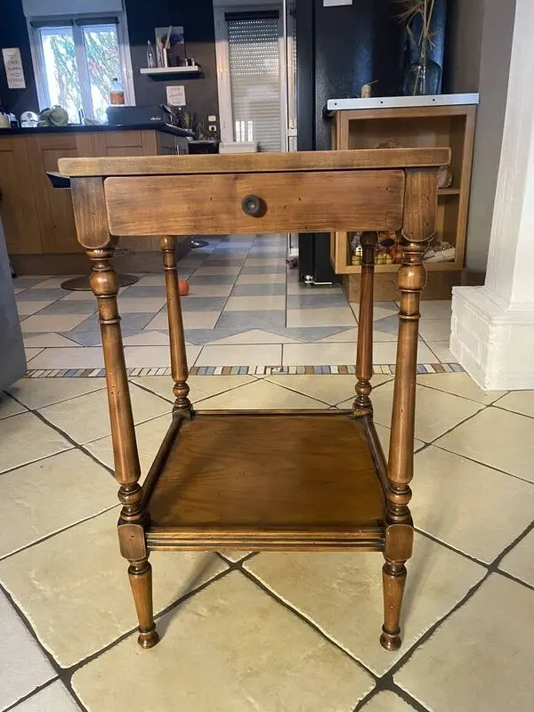 Illustration numéro 5 du produit Table d'appoint de style Louis Philippe en bois patiné