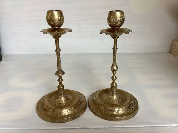 Illustration numéro 5 du produit Paire de bougeoirs en laiton fleurs boules travaillées