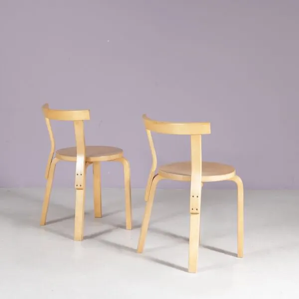 Illustration numéro 5 du produit Chaises en pin modèle 68 d'Alvar Aalto des années 1950, ensemble de 2.