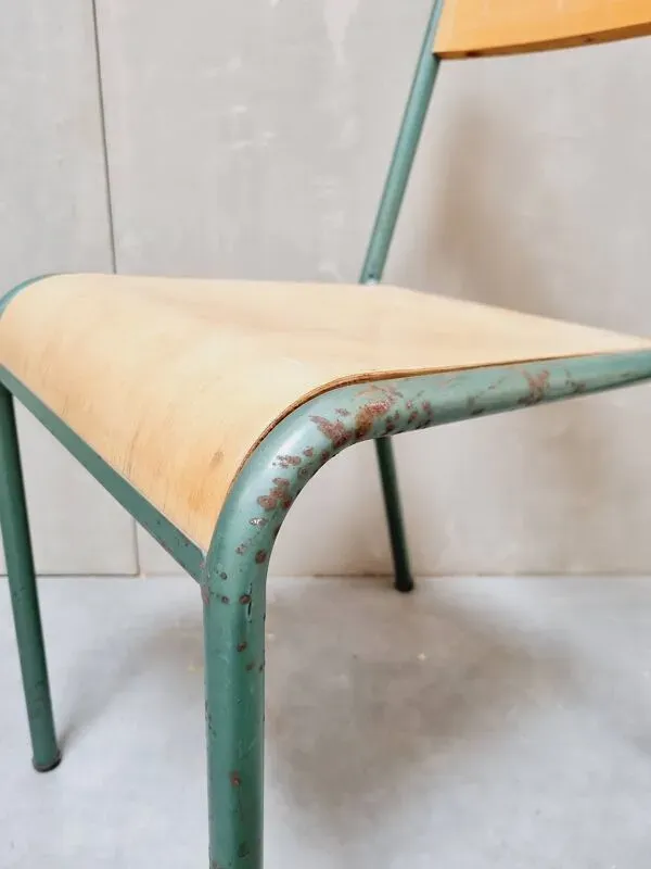 Illustration numéro 5 du produit Chaise d'écolier en métal vintage