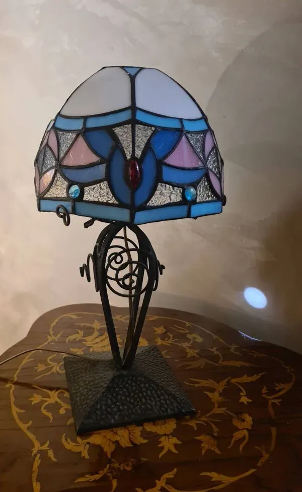 Illustration numéro 5 du produit lampe fer forgé ancienne ,1900 a 30 avec abat jour verre vitrail soudé plom