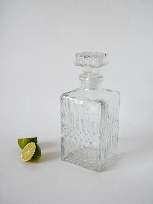 Illustration numéro 5 du produit Carafe à whisky facettée bouchon travaillé 1970
