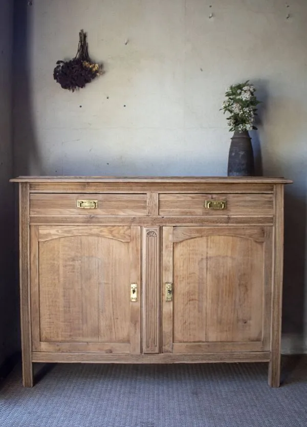 Illustration numéro 5 du produit Grand buffet vintage en chêne