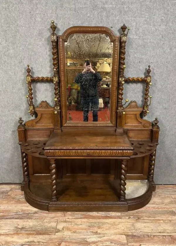 Illustration numéro 5 du produit Vestiaire porte manteaux de château style Renaissance en chêne vers 1850