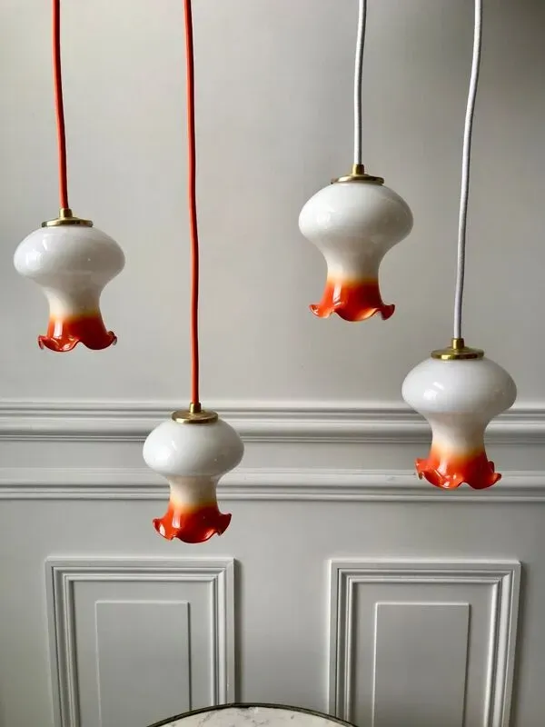 Illustration numéro 5 du produit Ensemble de 4 suspensions tulipes en opaline orange dégradé fil orange et blanc années 70