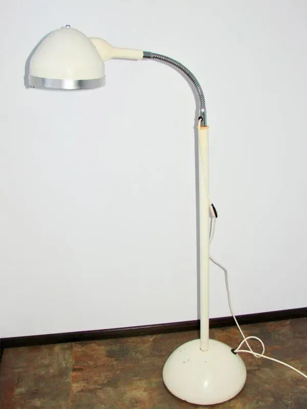 Illustration numéro 5 du produit Lampadaire style loft en métal, années 1970