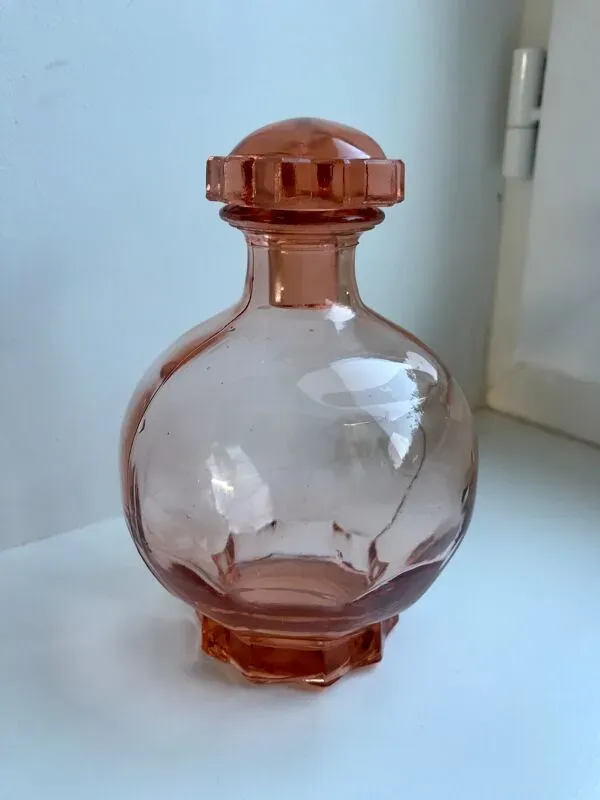 Illustration numéro 5 du produit Carafe en verre rose art déco années 40