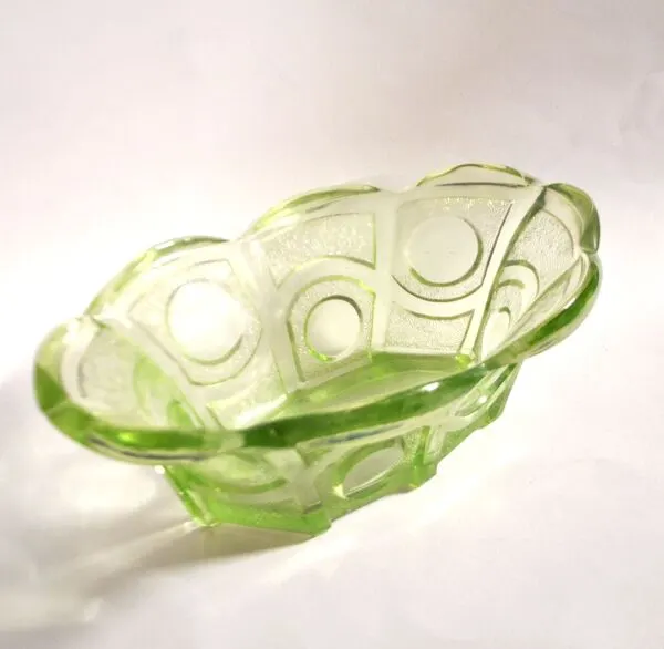 Illustration numéro 5 du produit Coupe ovale art déco corbeille en verre vert – décor moulé géométrique 1920-1930