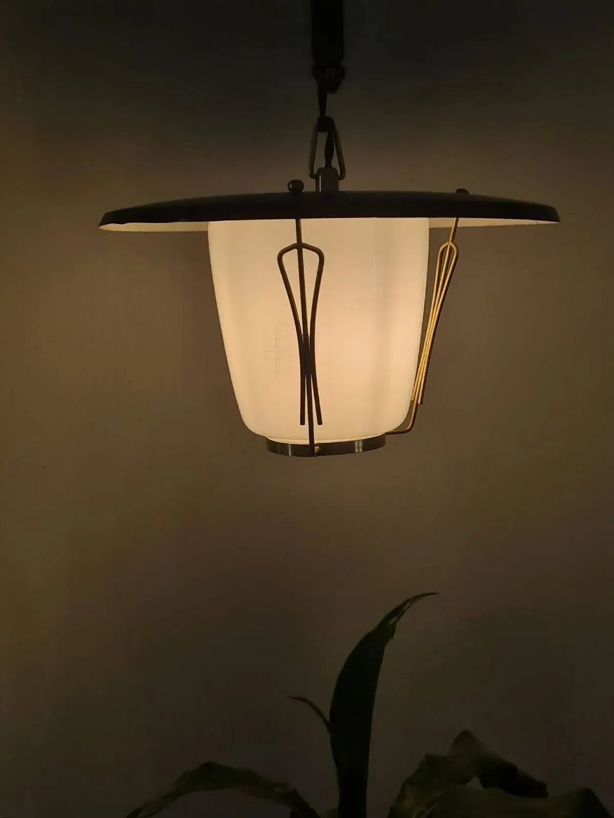 Illustration numéro 5 du produit Suspension vintage tôle laiton verre opalin