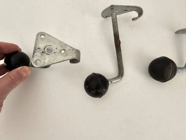 Illustration numéro 5 du produit Lot de 3 porte-manteaux (patères) - crochets de vestiaires école acier zing