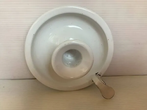 Illustration numéro 5 du produit Bougeoir rat de cave en tôle émaillée