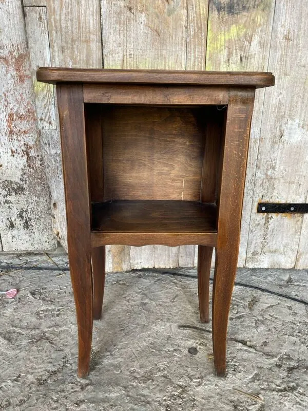 Illustration numéro 5 du produit Chevet, table de nuit ancienne style Louis XV en bois avec casier