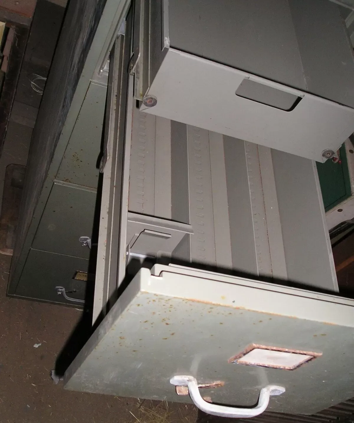 Illustration numéro 5 du produit Meuble métal indus kardex à 4 tiroirs + 4 tiroirs intérieurs