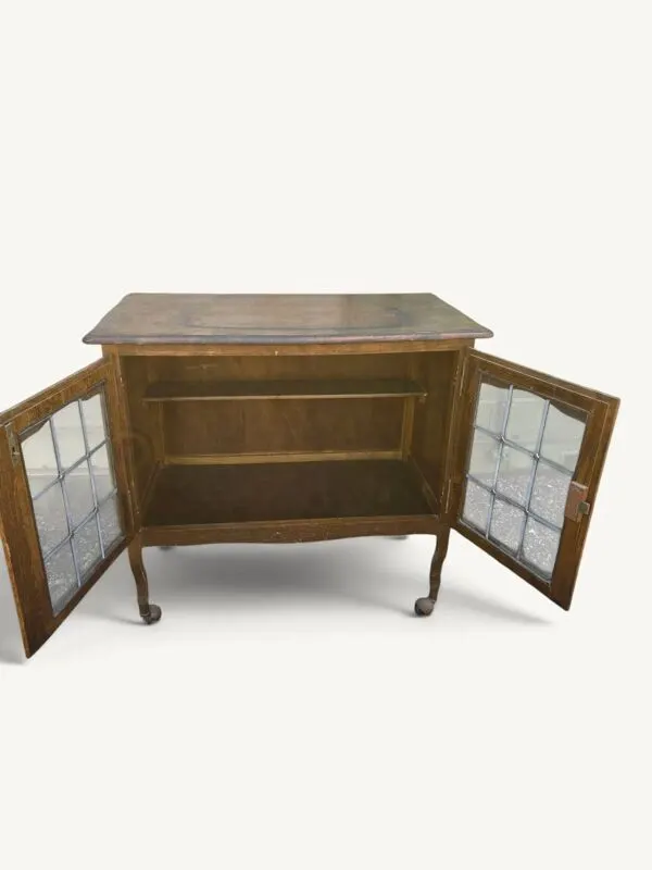 Illustration numéro 5 du produit Petit buffet vitré Art nouveau en chêne et verre plombé