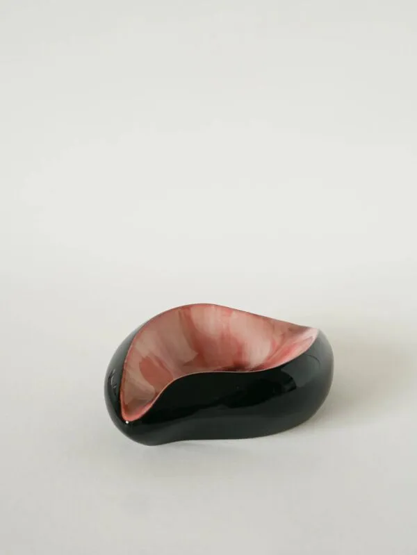 Illustration numéro 5 du produit Vide-poche en céramique, forme libre, noir et rose, 1970