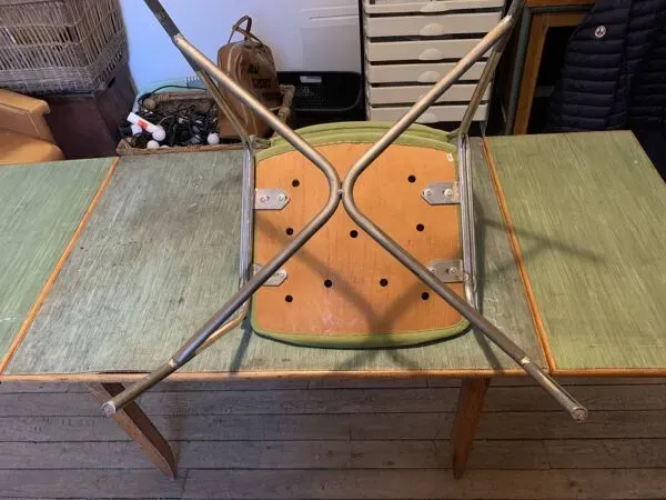 Illustration numéro 5 du produit 5 chaises 1 fauteuil 1970  structure chrome assise tissu vert style indus